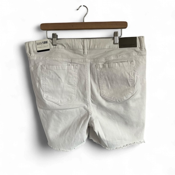 White Jean Shorts with Relaxed Fit and Frayed Hem - Picture 2 of 2